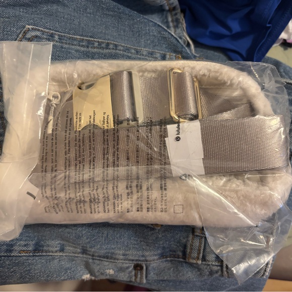 Lululemon Sherpa belt bag NWT - Picture 4 of 5